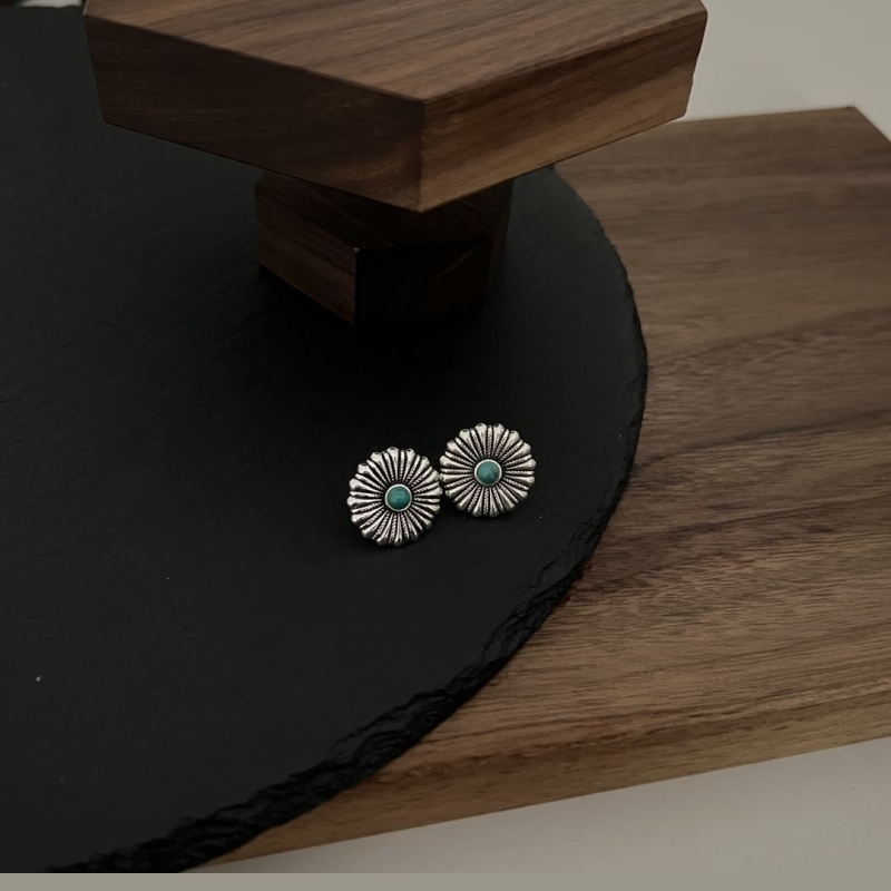G*u*i earrings
